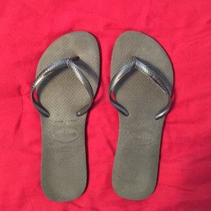 Black Havaianas flip flops!