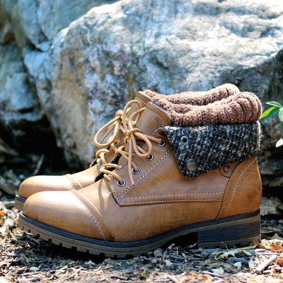 Tan sweater collar lace up boots - Picture 4 of 4