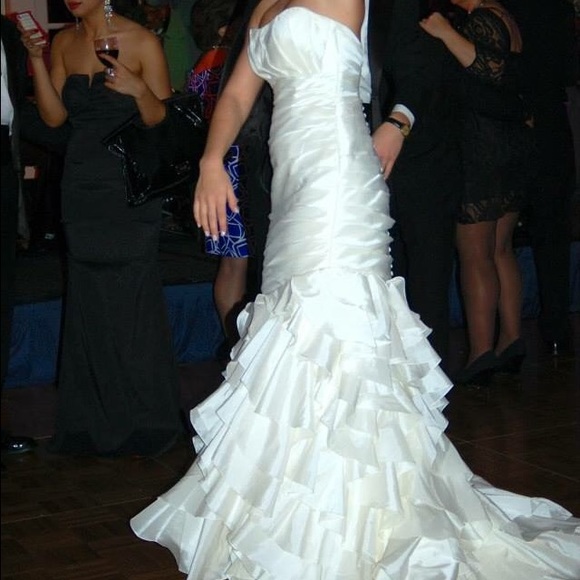White trumpet Wedding Gown - Picture 2 of 4