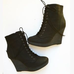 Deena & Ozzy black lace up wedge boots sz 8.5