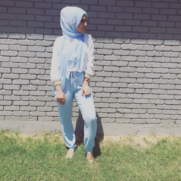 White fancy blouse with a blue comfy pants 🌹