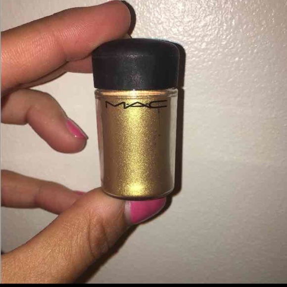 MAC old gold pigment