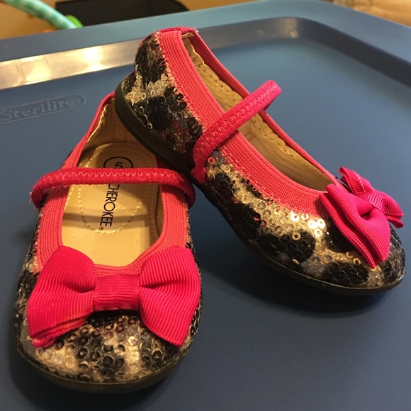 Adorable toddler flats with strap