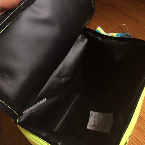 VS PINK cooler in Neon Yellow - Picture 4 of 4