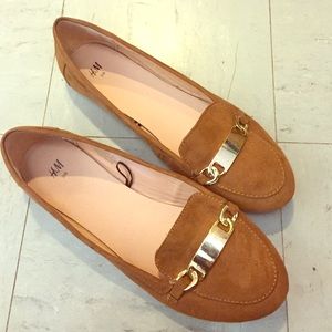 Suede H&M flats with gold buckle