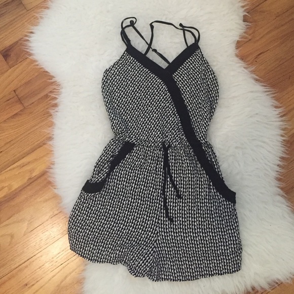 Criss cross back romper with pockets - Picture 1 of 2
