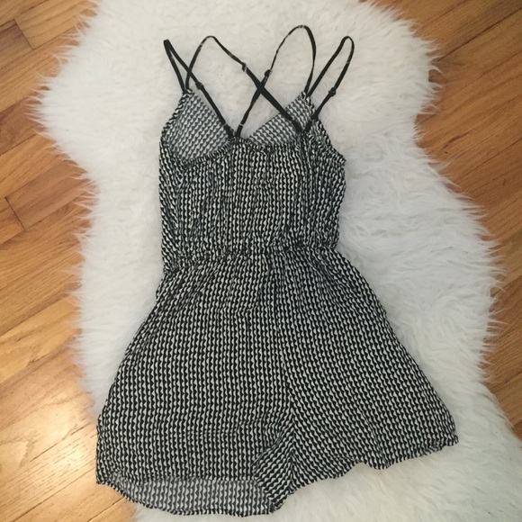 Criss cross back romper with pockets - Picture 2 of 2