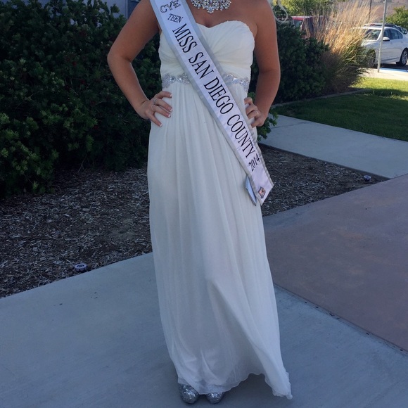White chiffon evening gown - Picture 2 of 4