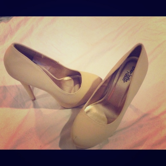 Nude heels 👠