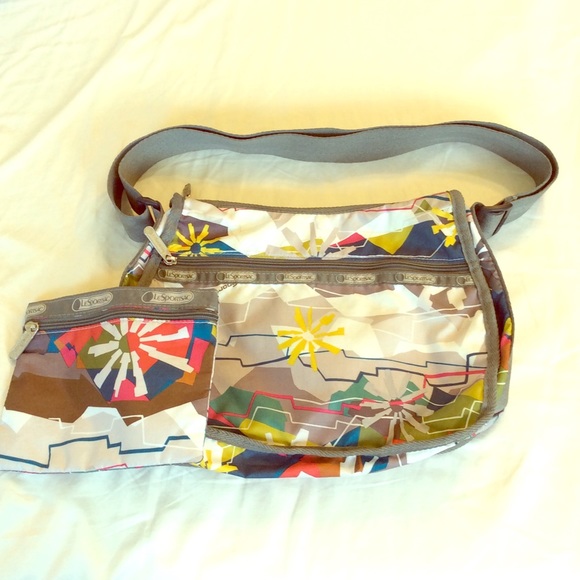 LeSportsac Handbags - LeSportsac Hobo Convertible Shoulder Handbag