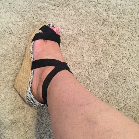 NWOB BCBG MaxAzria Snakeskin Open Toe Wedges 10 - Picture 4 of 4