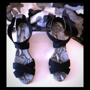 NWOB BCBG MaxAzria Snakeskin Open Toe Wedges 10