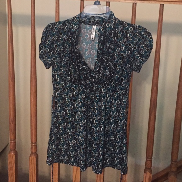 Slightly collared/ruffled business dress shirt