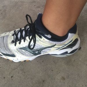 Mizunio volleyball shoes 9.5