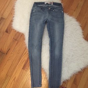 Guess light wash super skinny jegging jeans