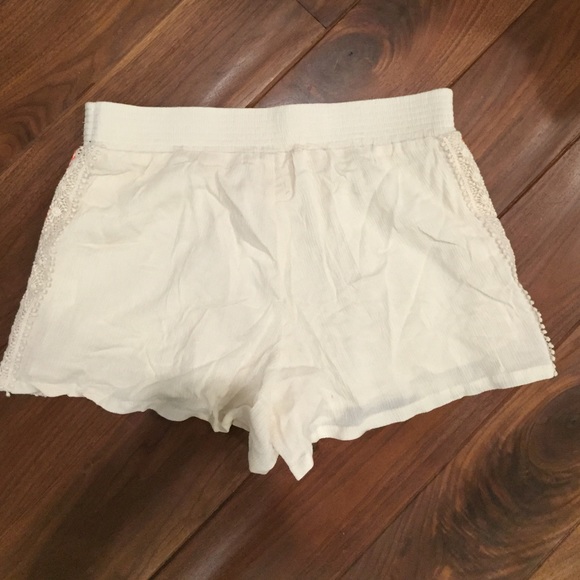 White PacSun Flowy Shorts - Picture 2 of 3