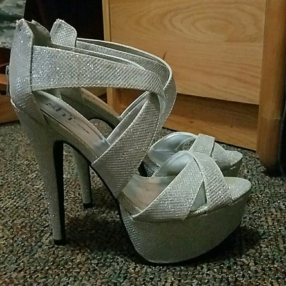 Shi by Journeys 6 inch silver heels