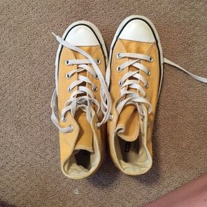 Mustard yellow converse.