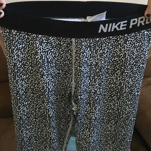 Nike Pro Capri length leggings