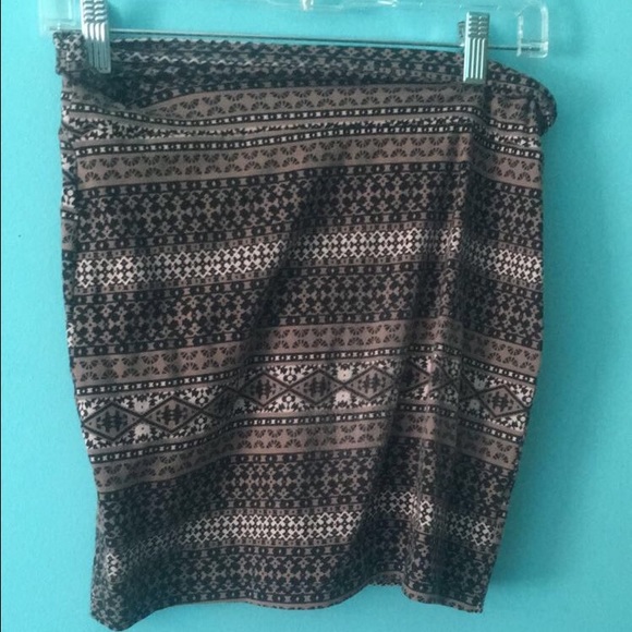 patterned tight mini skirt