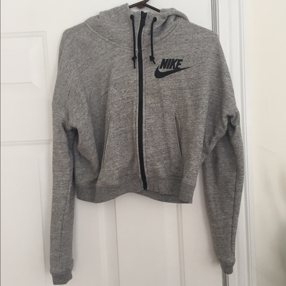 Cropped Nike athleisure sweatshirt
