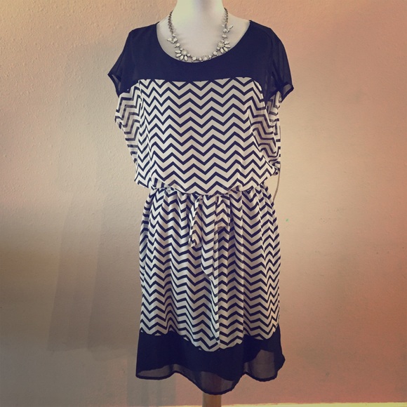 Dresses & Skirts - Black/beige chevron dress
