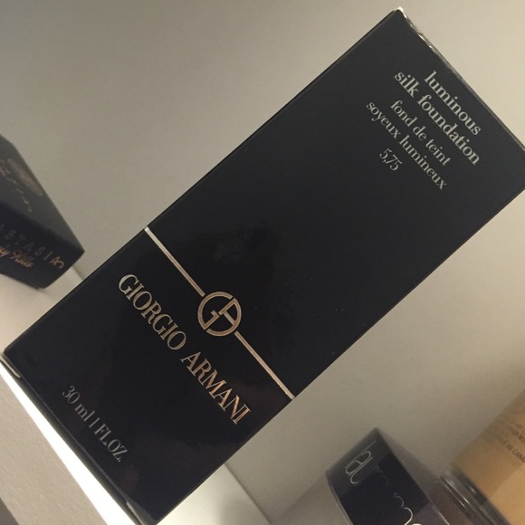 Giorgio Armani Luminous Silk foundation