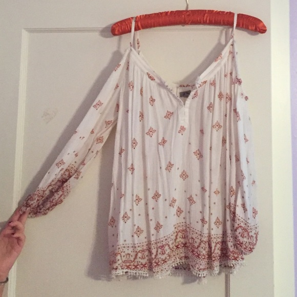 Cold shoulder with burnt orange design!