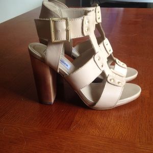Steve Madden tan and wooden buckle heels