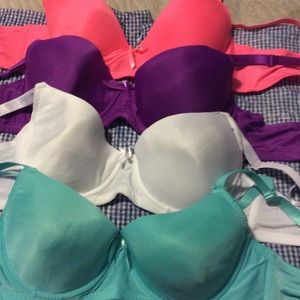 Size 34dd bras. 10/each. 40/all 👌🏻