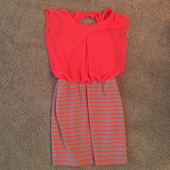 Cute summer dress with partial open back - Picture 1 of 2