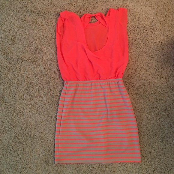 Cute summer dress with partial open back - Picture 2 of 2