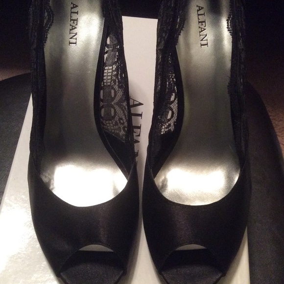 Sz.9.5 lace peep toe shoe. Never worn