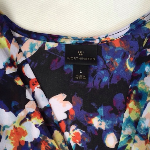 Floral button down blouse. - Picture 2 of 3