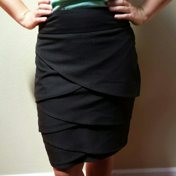Black ruffled pencil skirt - Picture 4 of 4