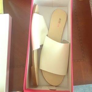 White Sandles. Brand new! Never worn