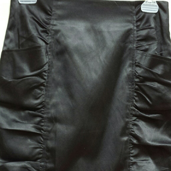 Black pleated pencil skirt - Picture 2 of 4
