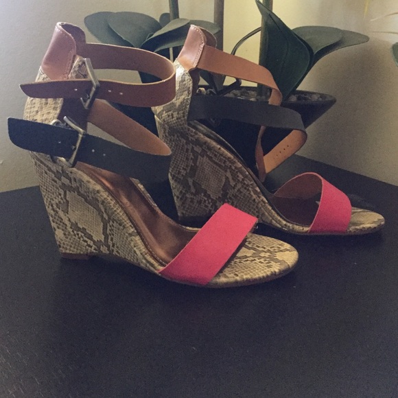 Beautiful sandals, gently worn (2 times).