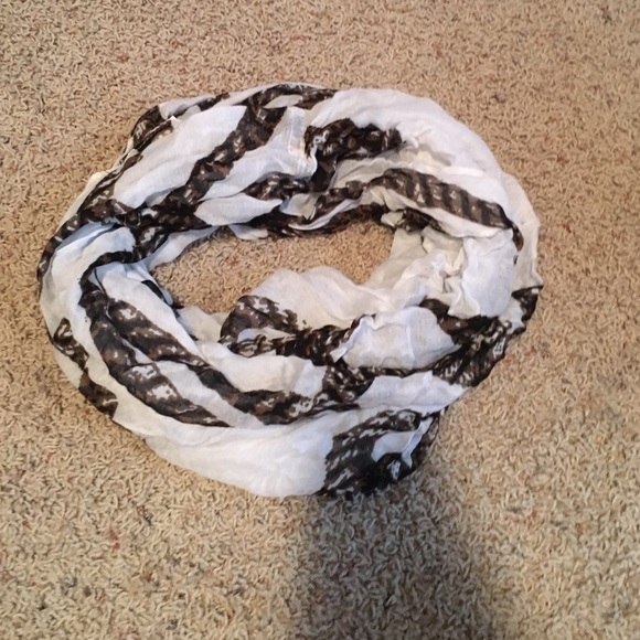 White rope design infinity scarf