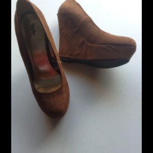💛 MOSSIMO Brown Wedges