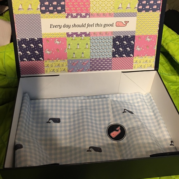 Vineyard Vines Box - Picture 2 of 3