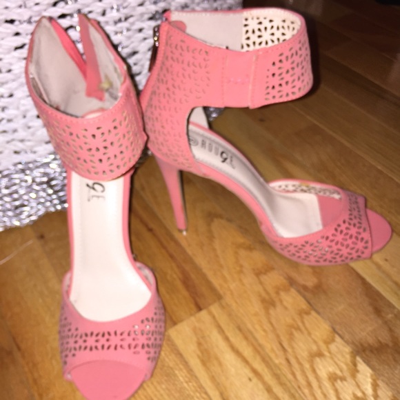Heels never worn size 8 - Picture 1 of 3
