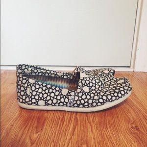 Size 7 black and white toms shoes