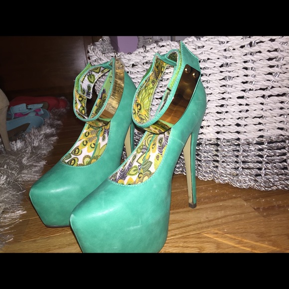 Never worn heels size 8 - Picture 1 of 2
