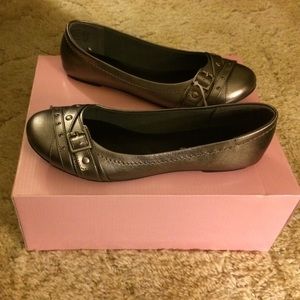 🌷PRICE DROP🌷NWT!! Silver flat shoes