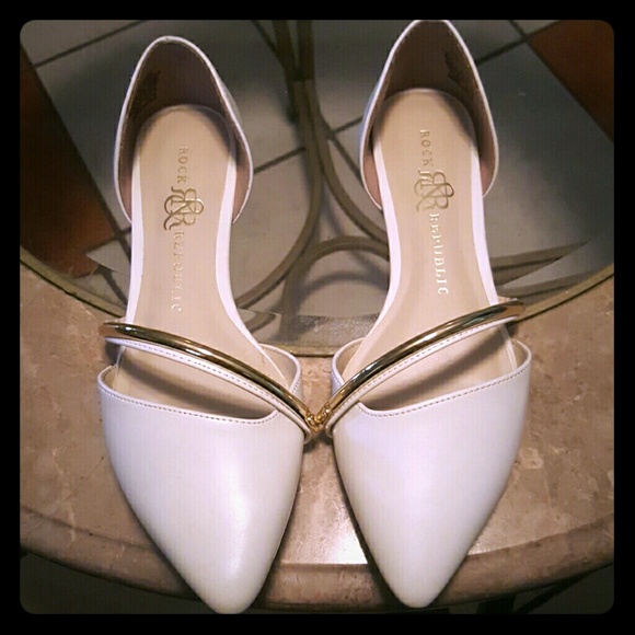 BEAUTIFUL POINTED WHITE FLATS!!