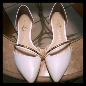 BEAUTIFUL POINTED WHITE FLATS!!