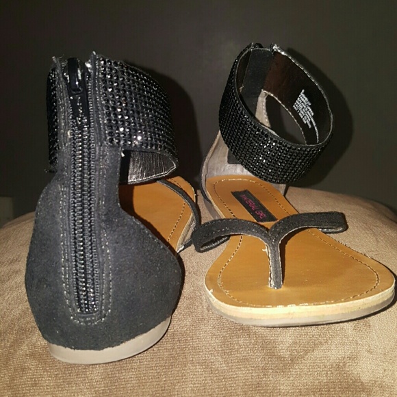 CUTE ANKLE STRAP SANDALS! - Picture 4 of 4