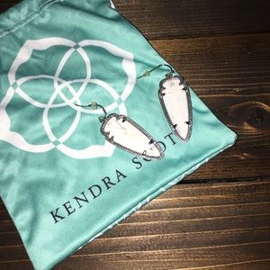 ⚪️⚫️Kendra Scott Sky in White Howlite⚫️⚪️