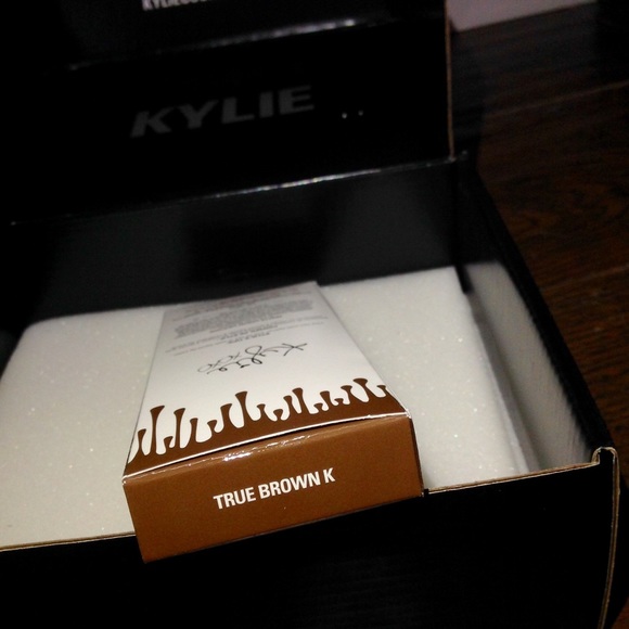 True Brown K lip kit